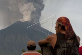 Material Letusan Gunung Agung Mengalir Ke Sungai Yeh Sah