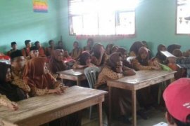 Ribuan Komik Cegah Karhutla Dibagikan di Pulau Padang