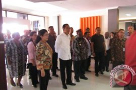 Presiden Jokowi disambut alat musik suling tambur