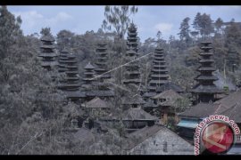 Gunung Agung Keluarkan Butiran Abu Vulkanis