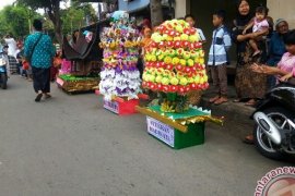 Muslim Jembrana Mengarak Telur Hias Saat Maulid