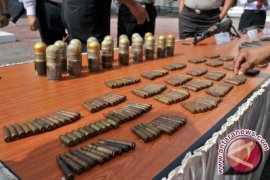 Tim Gegana Brimob Amankan Diduga Peluru Lontar