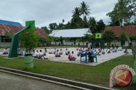 Tega Benar, 48 Siswa Ini Terpaksa Ujian Semester di Lapangan Hanya Karena Belum Bayar Sumbangan