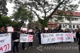 Peringati Hari Antikorupsi, MCW-BEM Unjuk Rasa Ajukan Lima Tuntutan