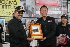 Bupati Kagumi Foto Karya Peserta Lomba PFI