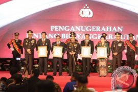 National Police Chief Bestows Awards Upon Seven Ministers