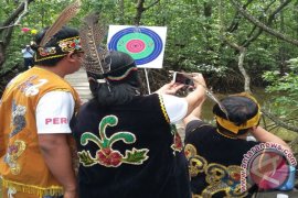 Indocement Prakarsai Berdirinya "Pokmasdarwis" Hutan Mangrove Langadai 