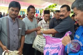 Sebuku bagikan 800 paket sembako