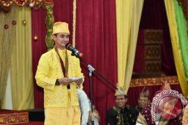 Gubernur Mewacanakan Hari Kerja ASN Berpakaian Adat