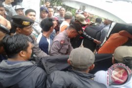 Tim Evakuasi Mayat Dari Kawah Bukit Kaba