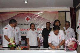 PMI Bali Serahkan Bantuan untuk Pengungsi Gunung Agung