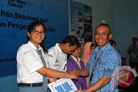 600 Mahasiswa NTB Memperoleh Beasiswa Blue Bird 