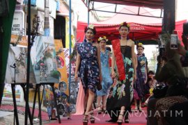 Alumni UKP Gelar "Fashion Show" Batik di Dolly