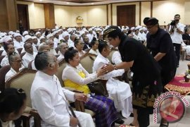 Bupati Badung Berikan "Punia" Bulanan kepada Pendeta Hindu