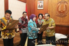 Pakde Karwo Serahkan Dipa Susulan