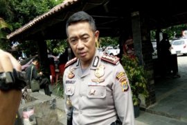 Polisi ancam derek kendaraan parkir sembarangan