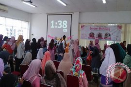 Puluhan Ibu Desa Cikarawang Ikut Seminar "Parenting"