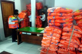 Dishub Bojonegoro Bagikan "Life Jacket" Kepada  Usaha Tambangan