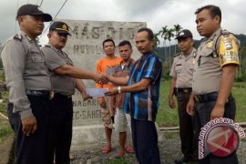 Peduli Sosial, Kapolres Solok Selatan Bantu Warga Miskin