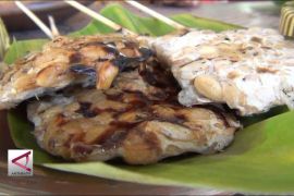 Jajan Pakai Uang Kayu di Pasar Kakilangit