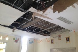 Plafon ruang kelas SMAN 2 Meukek ambruk