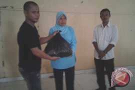 Komunitas medsos salurkan sembako untuk pedagang kecil