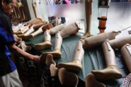 Bina Lingkungan AP II Pekanbaru Berikan Bantuan 22 Kaki Palsu