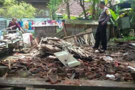 Seorang nenek terluka, Dapur tua roboh