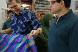 Duta Besar Kanada Borong Kerajinan Tenun dan Batik Riau