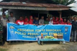 Polresta Pekanbaru Sambangi Rumah Seorang Penjaga Kebun Program "Jumat Barokah"
