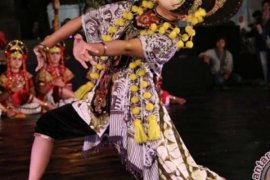 Ratusan Warga Paris Terpukau Keindahan Tari Topeng Cirebon