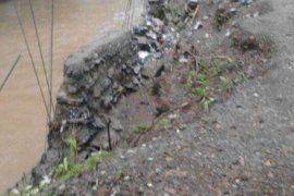 Baru dibangun pengaman tebing sungai sudah ambruk