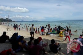 Ribuan warga padati Pantai Tanjung Krasak 