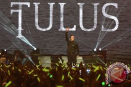 Penyanyi Tulus bilang tahun 2017 kerja keras dan kolaborasi