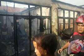 Tinggal puing-puing,  satu rumah di Padang terbakar