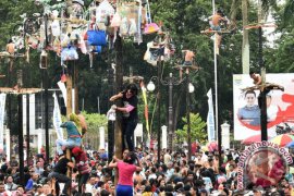 Di Jambi perempuan ikut panjat pinang