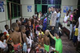 Tim kesehatan Polri evakuasi seratusan pasien gizi buruk di Asmat