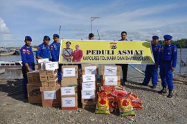 Polres Tolikara serahkan bantuan peduli Asmat 