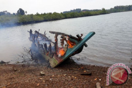 Gara-gara jaring putus, nelayan bakar kapal trawl