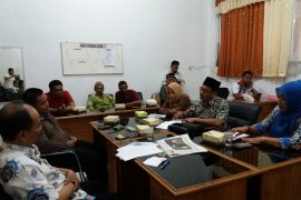Warga Situbondo Adukan Penundaan Pelantikan Kades