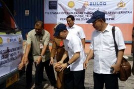 6.000 Ton Beras Medium Bulog Dilepas Ke Sejumlah Pasar Tradisional 