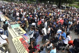 Menyambut  ketentuan baru taksi "online" - Ahmad Wijaya