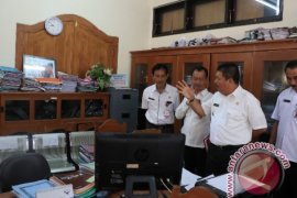 Bupati Jembrana minta pegawai tidak andalkan petugas kebersihan