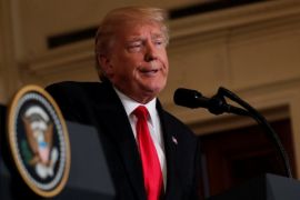 Donald Trump tidak rasis, cuma bingung dibisiki dari mana-mana