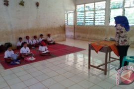 Anak SD belajar dilantai