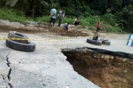 Jalan Sipirok - Tarutung nyaris putus