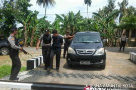 Begini Cara TNI Karya Bakti Bersihkan Longsor di Jember