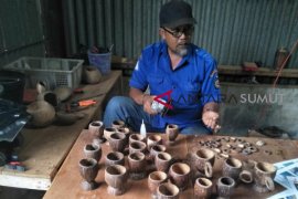 Sulap limbah batok kelapa menjadi rupiah