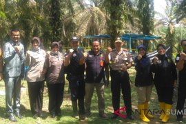 Tim dokter forensik Rumah Sakit Bhayangkara Polda Sumbar otopsi jenazah balita korban penembakan