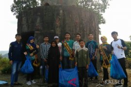 Pawadahan Nanang Galuh HSS Bersihkan Benteng Madang